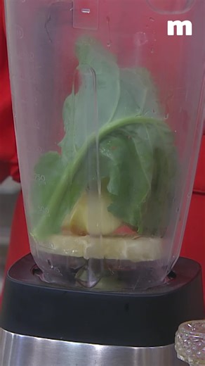 Confira a receita do suco detox que a nutricionista Caroline Trevisan, (@carolinetrevisan) preparou para iniciar seu ano! Ingredientes • 1 folha grande de couve • 1 fatia média de abacaxi • Suco de ½ limão • 1 pedaço pequeno de gengibre • 1 colher (chá) de cúrcuma • 1 colher (sopa) de chia ou linhaça • 200 ml de água gelada ou água de coco Modo de preparo Bata tudo no liquidificador e consuma sem coar. #GazetaMulheres | Mulheres