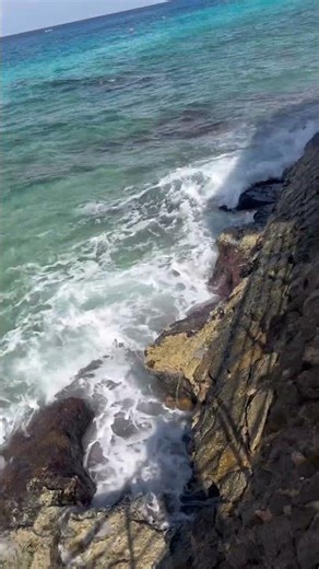 🌊💙 Caribbean Blue Water Waves – Nature at Its Best!