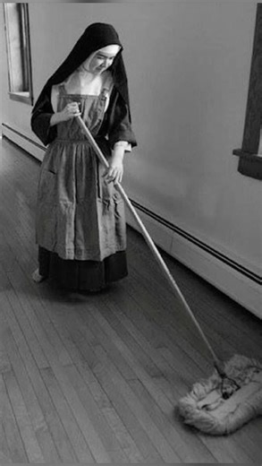 Cecilia | Monastic Motherhood on Instagram: "When I was in a monastery, we used aprons all the time! There were kitchen aprons, garden aprons, household aprons…the only time we didn’t have an aprons on was during prayer time, meal time, and personal leisure time. This made for clothes that stayed clean for more than just one day, saving on laundry, and keeping wardrobes minimal. Do you wear aprons? #catholichomemaker #catholicwoman #catholicmom #catholicwife #monasticlife"