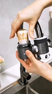 Este sistema de filtración de agua vertical para grifo es la solución perfecta para tener agua más limpia y con mejor sabor directamente desde tu fregadero 💧✨ Reduce el plomo y otras impurezas, ayudando a proteger tu salud y la de tu familia sin necesidad de instalaciones complicadas. Su diseño compacto se adapta fácilmente al grifo del lavamanos y se instala en pocos minutos, convirtiendo el agua del día a día en una opción más fresca, segura y agradable para beber y cocinar. Si buscas una mej