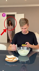 Un hombre absorto en el teléfono ignora a una mujer juguetona durante el desayuno | Fabiosa Colombia