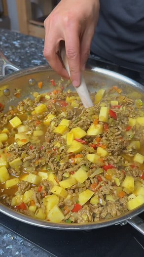 CURRIED LAMB ROLLS 😮‍💨😮‍💨😮‍💨😮‍💨😮‍💨 All recipes can be found @ maxillicious(dot)com 🫶🏽 #jamaica #jamaican #curry #jamaicanfood #currychicken #currylamb #currygoat | Maxillicious