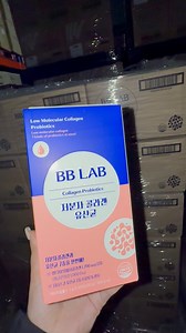 BB LAB Collagen Probiotics 🌸 BB LAB Коллаген Пробиотикууд Энэхүү бүтээгдэхүүн нь арьсны эрүүл мэнд болон хоол боловсруулах тогтолцооны эрүүл мэнд-ийг дэмжих зорилготой нэмэлт тэжээл юм. 🧪 Үндсэн Найрлага Зар сурталчилгаанд дурдсан гол найрлагууд нь: • Бага молекулт загасны коллаген (Low-molecular fish collagen): Өдөрт нийт 1,700 мг-ийг хэрэглэх бөгөөд энэ нь хүний биед амархан шингэдэг. • 7 төрлийн пробиотикууд: Хоол боловсруулах тогтолцооны эрүүл мэндийг дэмжих сүүн хүчлийн бактериуд (жишээлб