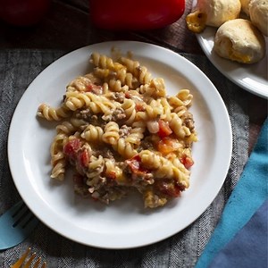 One-pot Cheeseburger Pasta is meaty, saucy, cheesy and sure to be a family favorite. It’s quick and easy to make, and everything gets cooked in one pot! Printable recipe: https://www.onionringsandthings.com/one-pot-cheeseburger-pasta/ | Onion Rings and Things Recipe Blog