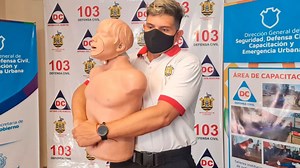 Maniobra de Heimlich: cómo desobstruir las vías respiratorias en adultos, niños y bebés