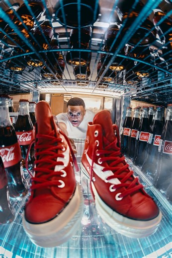 Todos somos Chuck. Solo tienes que firmarlo. Converse x Coca-Cola Chuck Taylor. Disponible en la web. | CONVERSE