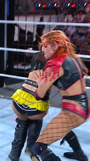 Becky Lynch superó la brutal Cámara de Eliminación en #WWEChamber 2024 por un lugar en #WrestleMania ⛓️👩🔥 | WWE Español