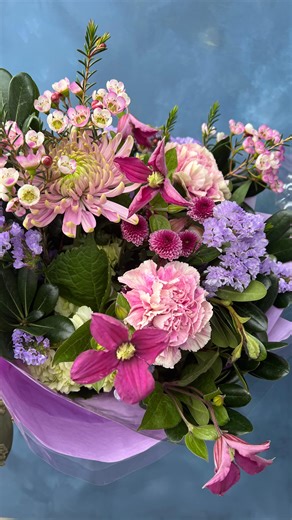 🤔Ever wondered what these flowers are? Kelly, with over a decade of floral design experience, is here to share her tips! Learn how to care for your arrangements so they last longer, and discover all about this sweet—but delicate—flower, clematis. 💐 | Cheerful Flowers and Gifts