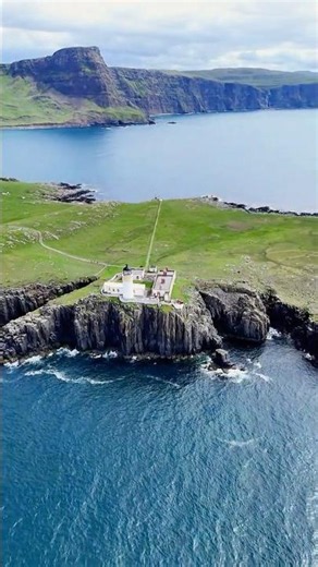 Neist Point Lighthouse - Isle of Skye, Scotland 🏴󠁧󠁢󠁳󠁣󠁴󠁿 #travelscotland #viralshorts #travel