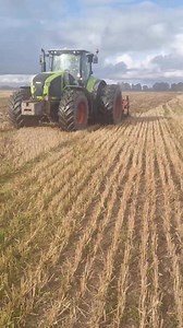 CLAAS Axion 950 get to work. #CLAAS #Axion950 #Quivogne | Lisa H