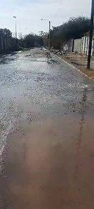 3K views | AHORA. La calle Arani, al lado del depósito del Disco, en Villa el Libertador, convertida en un río de agua por una pérdida. El problema acaba de ser reportado a Redes municipal. | Periódico La Décima | Facebook
