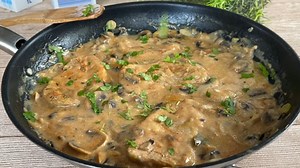 SVINJSKI FILE SA PEČURKAMA: Dinstano meso u saftu, toliko meko da se samo raspada (VIDEO)