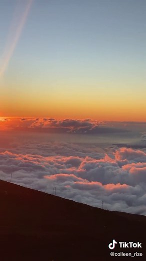 hawaiian sunset from 10K feet 🌋 #haleakala #haleakalā #haleakalanationalpark #sunset #abovetheclouds #hawaii #maui #hawaiicheck