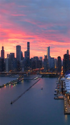 chicago skyline from navy pier at sunset 🌇 pink skies, city lights coming on, ferris wheel spinning in the background… moments like this never get old this city really knows how to show off #Chicago #NavyPier #Sunset #CityViews #WindyCity | Hey Chicago