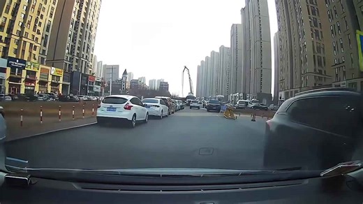 Concrete boom pump overturns crushing three cars in China