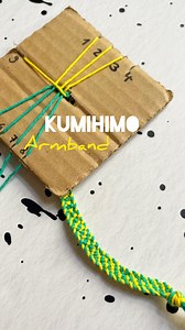 Die Kumihimo-Technik des Flechtens ist über 800 Jahre alt. Es gibt neben der eckigen Scheibe noch runde Scheiben mit wiederum anderer Vorgehensweise und unterschiedlich vielen Schlitzen, die ganz andere Armbänder ergeben. Ein Tutorial zum Bau der Kumihimo-Scheibe habe ich hochgeladen! Für dieses Armband benötigst du: - eine eckige Pappscheibe mit 9 1 Schlitzen - 4 Fäden ais Stickgarn in einer Farbe 4 Fäden in einer anderen Farbe je 1 Armlänge von den Fingerspitzen bis zum Hals für Erwachsene ode