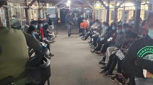 Hundreds of migrants cross Rio Grande at US-Mexico border