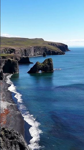 Un mini rocher percé en Islande