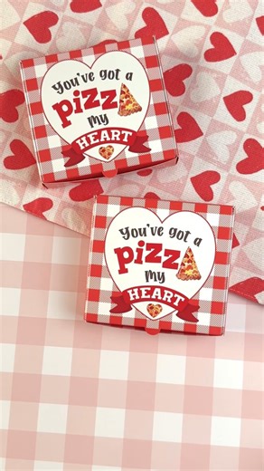 Roses are red, pizza is too 🍕❤️ This Valentine box is perfect for you. A fun (and cheesy 😉) way to package Valentine’s cookies that’s guaranteed to stand out in the crowd. Find these mini pizza boxes in our shop under Shop by Holiday > Valentine’s Day 💕 #sugarcookies #decoratedsugarcookies #cookiedecorating #valentines #cookiepackaging | Miss Cookie Packaging