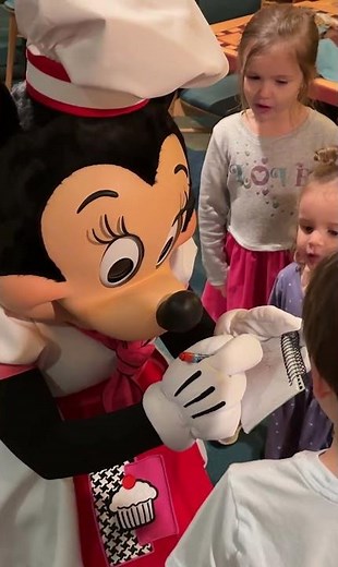 Kids Meet Minnie Mouse at Goofys Kitchen in Disneyland | Magic Surprise First Time Reactions #travel