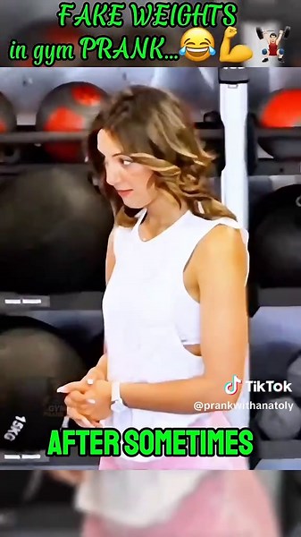 Anatoly prank with girls at gym💪 #foryoupage #gymprank #anatoly #anatolyprank #girlgym