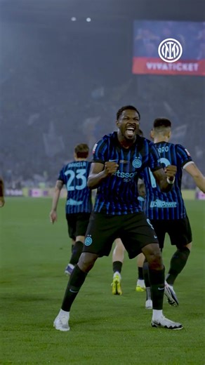 Corner and everyone heads to the flag to celebrate ⛳🥳