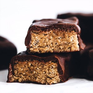 {NEW} SunButter Butterfingers! Healthier homemade butterfinger candy bars with a sneaky ingredient for the crunchy nut-free filling covered in dark chocolate. Vegan and gluten-free!﻿ RECIPE >>> https://www.feastingonfruit.com/sunbutter-butterfingers/ | Feasting on Fruit