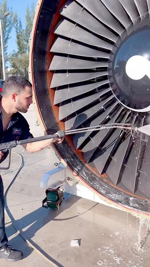 Pressure Cleaning General Electric CF6-80C2 Fan Blades