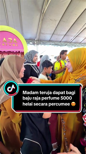 Madam teruja dapat bagi baju raja perfume 5000 helai secara percumee 😍 Siapa yang dapat baju raja perfume harini cuba komen 🥰 Esok ada lagi korang nak ke ? 😍 @CEO RAJA PERFUME @BOSS LONG RAJA PERFUME @BOSS LONG RAJA PERFUME 2 @BOSS LONG RAJA PERFUME 3 @Madam Raja Perfume 🤗 #rajaperfumexlavabelle #rajaperfumemalaysia #dikirbaratrtm #bajurajaperfume #rajaperfumemendunia