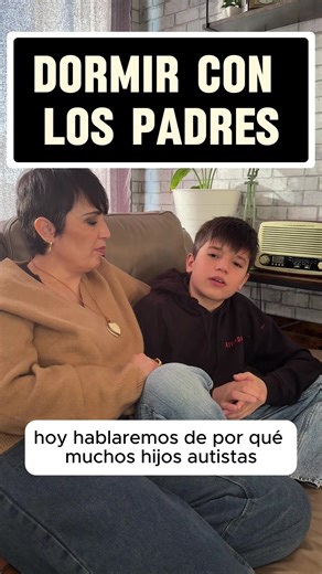 ✨ “Dormir contigo no es dependencia… es seguridad.” Muchas veces los niños neurodivergentes duermen con sus padres. Y no, no es un error. No es un fracaso. No es “malacostumbrar”. Es vínculo. Es regulación. Es refugio. Después de un día entero sosteniendo estímulos, normas sociales, ruidos, luces, expectativas… llegan agotados. Su sistema nervioso necesita volver a casa. Literalmente. 🌙 La noche es cuando bajan la máscara. 🌙 Cuando aparece el cansancio sensorial. 🌙 Cuando buscan el lugar dond