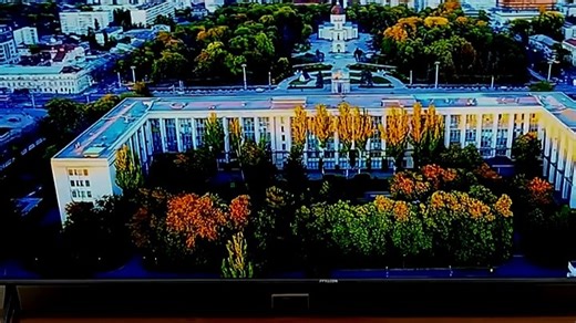 雷鸟电视搭载120Hz高刷屏与Dolby Atmos音效，观影沉浸感拉满，孩子追剧不累眼，家人聚会看球赛超带劲，客厅秒变家庭影院。