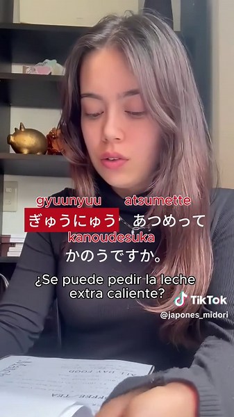 POV: Pidiendo un café en Japón ☕🇯🇵 Guarda este video para tu próximo viaje y cuéntame en los comentarios: ¿Cuál es tu café favorito? 👇☕ #JaponésReal #AprenderJaponés #ViajeAJapón #TipsJapón #japonesconmidori