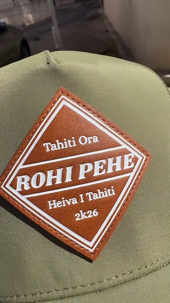 Vous avez forcément connu ou entendu au moins cette chanson mythique de @TAHITI ORA - divinement danser par @moena.maiotui 🇵🇫🥰🌺 , cette année nous avons la chanson d’avoir réaliser pour le Heiva I Tahiti une collection pour l’orchestre Tahiti Ora représenté par la marque ĀRAI , une collection en cuire pour rappeler l’encrage dans les traditions 🇵🇫💯🌺 #NewcCap #TahitiOra #rohipehe #heiva2026 #TemehaniProducts