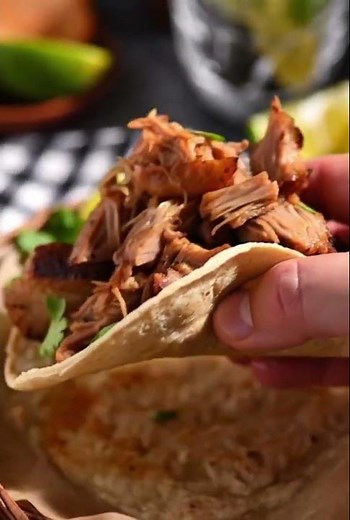 Slow-Simmered Puerto Rican-Style Pork Carnitas with Mojo Sauce 🐖🍊🌿