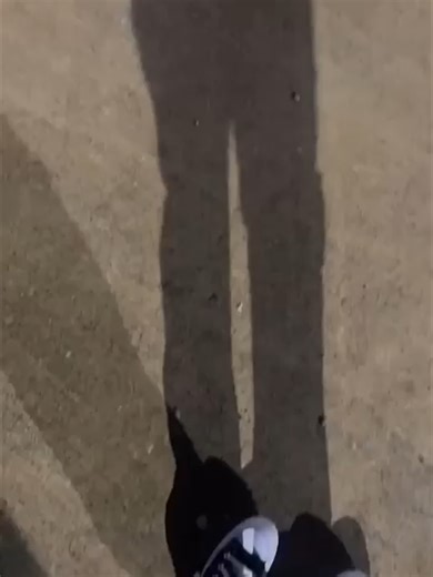 He bought her a billboard to ask her to be his girlfriend 😱