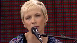 Annie Lennox's live performance for "Why". | Frequência Modular