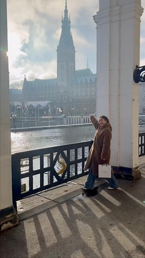 Leslie Gabriela Keijzer on Instagram: "GESLOTEN 🚂Wij waren met NS International naar Hamburg!! Wil jij dit ook WINNEN?!🤩 Tag degene met wie je wilt gaan, vertel waarom en maak kans op twee treintickets!! Hier alvast wat leuke tips: Allereerst sliepen wij in hotel Fairmont Vier Jahreszeiten. Super locatie dichtbij alle winkelstraten. Heerlijk uiteten kan je bij Nikkei nine, Ed Mundo, Grill, maar ook bij restaurant Alex, prachtig gelegen aan de Innen Alster. Zit je binnen? Dwaal dan af naar bene