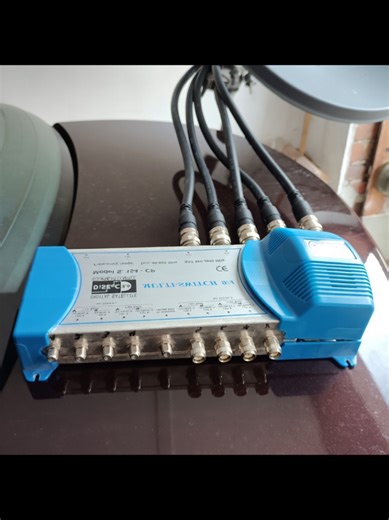 abgebildeten Gerät handelt es sich um einen EMP-Centauri Multischalter der Modellreihe 9/4 (Modell S. 154 -CP). Funktion: Ermöglicht die #Verteilung von #Satellitensignalen von bis zu zwei Satellitenpositionen (8 #Sat Ebenen) sowie einem terrestrischen Signal auf 4 Teilnehmer. #technologie Technologie: Unterstützt DiSEqC 2.0 zur Steuerung der Satellitenkomponenten. Frequenzbereich: Der terrestrische Bereich liegt bei 40-860 MHz, der SAT-Bereich