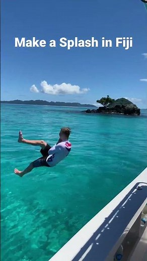 Splash at Honeymoon Island, Taveuni in Fiji 🇫🇯