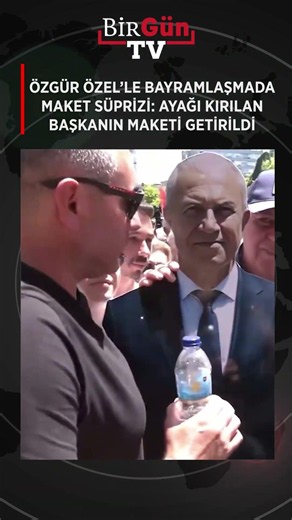A surprise with a mannequin during the Eid greetings with Özgür Özel: A mannequin of the chairman...