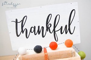 Create this beautiful DIY farmhouse sign for your home decor this fall! It is perfect for the fall or Thanksgiving season. And I am sharing how to make it on my blog ---> http://simplydesigning.net/diy-farmhouse-thankful-sign/ | Simply Designing