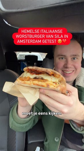 Ik ben verliefd. Zo verliefd dat ik, terwijl ik de video terugkeek, besefte dat ik amper heb uitgelegd waaróm die worstburger van Sila aan de Van Woustraat in Amsterdam zo briljant is. Ik was compleet overrompeld. De verwachtingen waren hoog, maar dit… dit was pure perfectie. Sila is pas een week open en knalt meteen meer dan tien broodjes en burgers op de kaart: van een anchovisburger tot een auberginevariant, en meerdere varkens-worstburgers voor de liefhebbers. Ik ging voor de versie met ’ndu