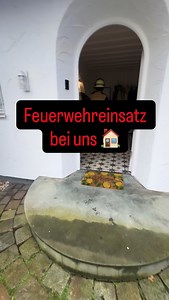 Was für ein Vormittag! Eigentlich sollte ich nur einen neuen Herd erhalten. Der Installateur schaltete die Sicherung rein und wieder raus. Dann stank irgendwas nach Rauch im Haus. Es brannte im Kinderzimmer. Mein Mann war gerade eine Runde mit dem Hund. Zum Glück kam niemand zu Schaden und wir konnten das Feuer mit der Bettdecke ersticken. In Windeseile kamen auch schon die netten Menschen von der @feuerwehr_solingen zur Hilfe. Auch die Polizei Solingen und ein Krankenwagen waren augenblicklich