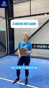 🎥 Else viser de mest almindelige fejl i padel! 🎾 Er du ny i padel, eller vil du bare blive bedre? 🙌 Følg med, når Else viser de hyppigste fejl, mange spillere laver på banen – og hvordan du undgår dem! 💡 Padel handler om teknik, strategi og samarbejde, og små justeringer kan gøre en kæmpe forskel for dit spil. Se videoen, og få værdifulde tips, der kan tage dit spil til næste niveau! 💪 #VardePadel #PadelTips #LearnPadel #PadelVarde #PadelForBeginners #MATCHi | Vardepadel