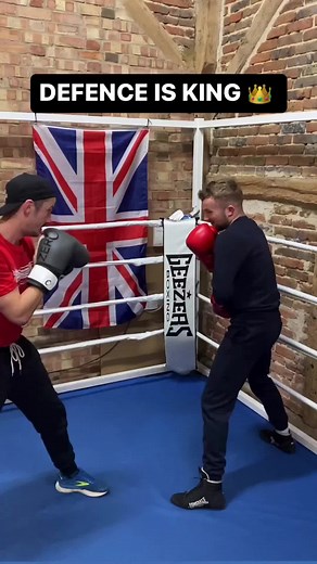 The Philly shell isnt for everyone but if u can get it an hone ur fighting style with it ur defence will be immaculate . . . #uppercutspodcast #trainedtogo #boxingskills #sweetscience #combatsports #explorepage #technique #boxeotiktok #fyp #phillyshell #defense