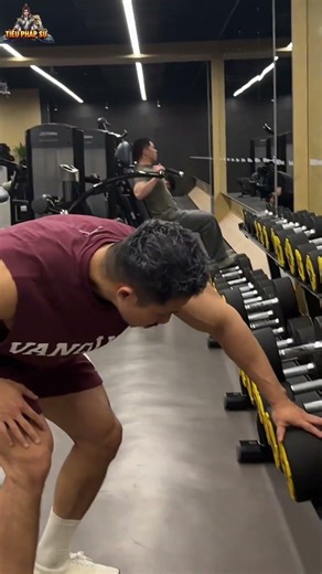 phòng gym. các dụng cụ đa chức năng ở buổi