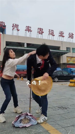 在网上认识聊了三年的女友，红包都发了好几万，今天我从江西老家来到东莞想相约见面，刚下车，我故意试探一下他是否爱物质的那种女孩子，结果让人万万没想到。#劇情#生活#Shorts