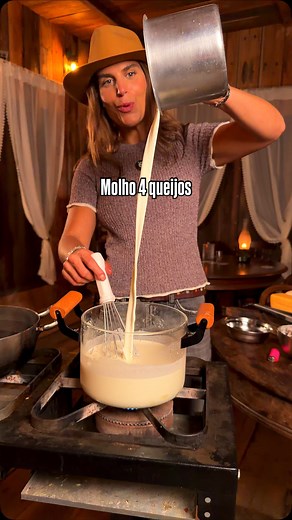 O MELHOR MOLHO 4 QUEIJOS! Salva essa receita pra não perder ❤️ MAS ANTES, APROVEITA: se você mora em Minas Gerais, tem promoção rolando! Na compra de 3 unidades de massa da Santa Amália você concorrerá a prêmios diários de até R$ 500,00 e a um prêmio final de R$ 100.000,00 😮😮 já imaginou??? Acesse agora o site no perfil da @_santaamalia pra conferir e se cadastrar 🔥 Vamos aos ingredientes da receita? Serve 5 pessoas. Você vai precisar de: ▫️5 colheres de sopa de farinha de trigo ▫️5 colheres 