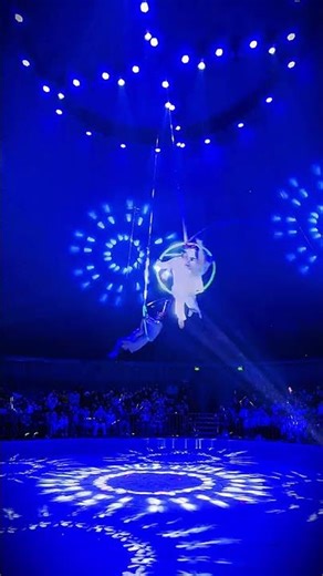 Two outstanding acrobats perform for the audience on a dreamlike stage🥳