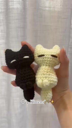 Cute kittens ໒꒰ྀི∩˃ ᵕ ˂∩꒱ྀི১ ✨Free pattern by inkycap.crochet on Instagram! #crochet #cutecrochet #crochetkitten #crochetcat